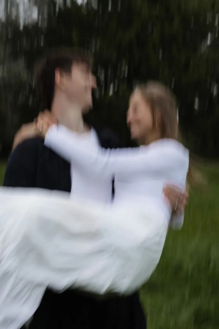 Elias und Magdalena drehen sich tanzend