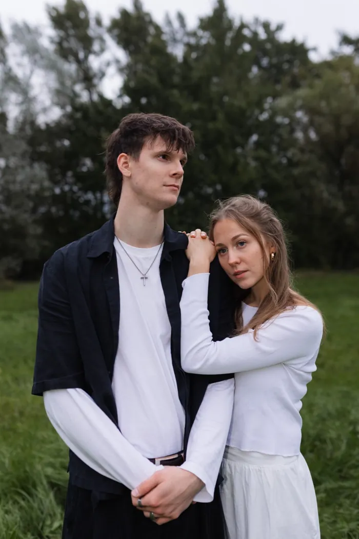 Elias und Magdalena blicken in die Kamera